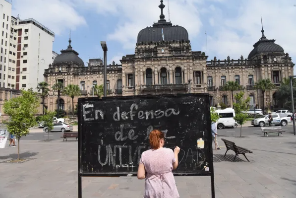 Protesta de docentes universitarios de la UNT y del Liceo Militar