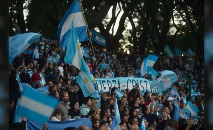 Cristina Kirchner habló en Parque Lezama “gran y absoluta fracasada” y dijo que “la gente no come policías”. Cristina Kirchner habló en Parque Lezama “gran y absoluta fracasada” y dijo que “la gente no come policías”.