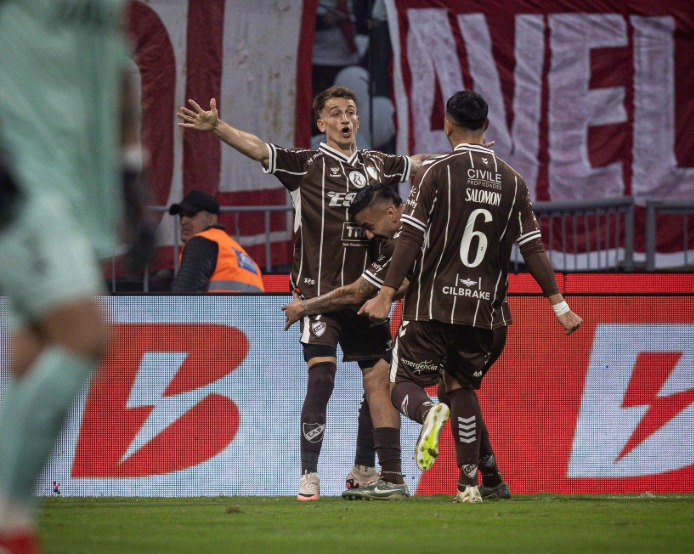 Platense hizo historia: venció a Huracán y se consagró campeón del Torneo Apertura por primera vez Platense hizo historia: venció a Huracán y se consagró campeón del Torneo Apertura por primera vez