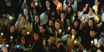 Médicos residentes del Garrahan marcharon con velas al Obelisco y rechazaron el aumento salarial: “Es insuficiente”