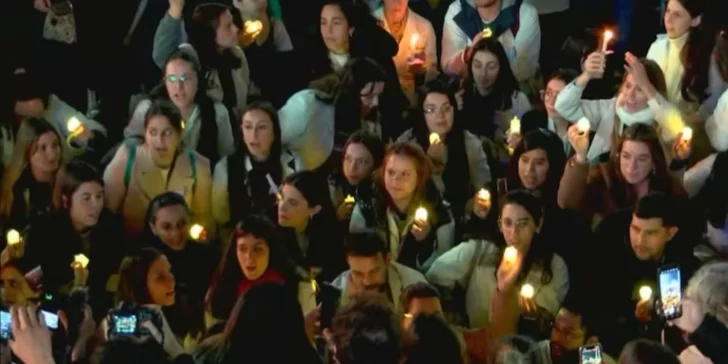 Médicos residentes del Garrahan marcharon con velas al Obelisco y rechazaron el aumento salarial: “Es insuficiente”