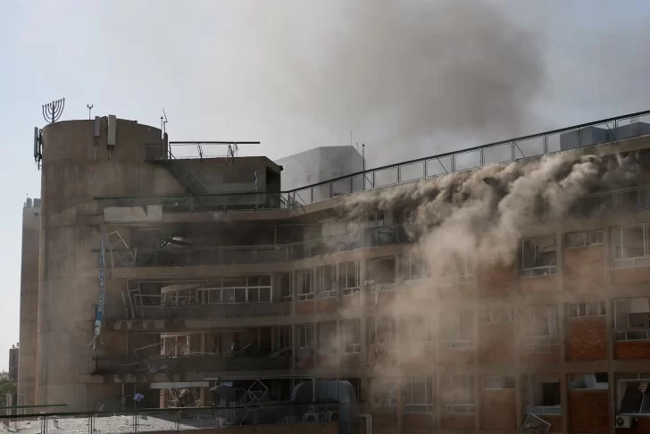 Un misil iraní impactó en un hospital de Israel y aseguran que el blanco era una instalación de inteligencia