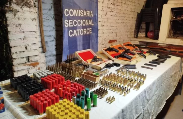 Personal policial encontró un arsenal de armas en El Timbó