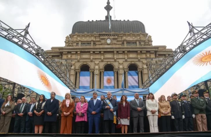 Osvaldo Jaldo encabezó el izamiento de la bandera en homenaje a los 209 años de la Independencia