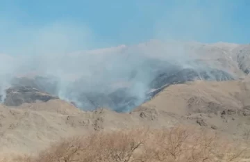 Bomberos trabajan para controlar el fuego en Tafí del Valle