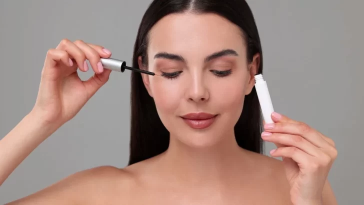 La ANMAT prohíbe un serum para pestañas y otros productos médicos y de limpieza por falta de autorización