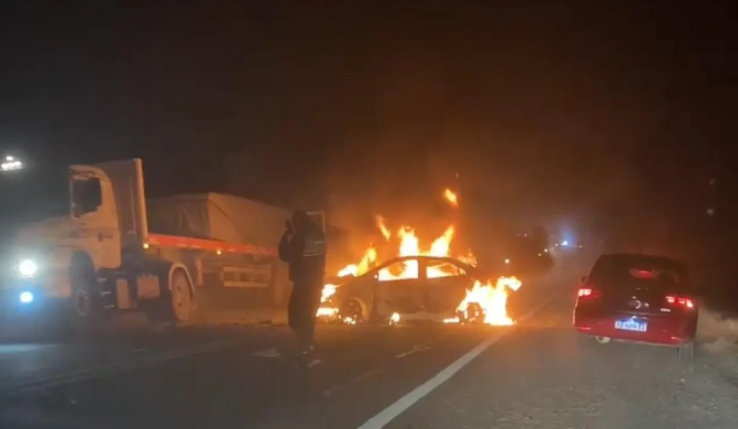 Fatal accidente en Tucumán: dos hombres murieron calcinados tras chocar contra un camión