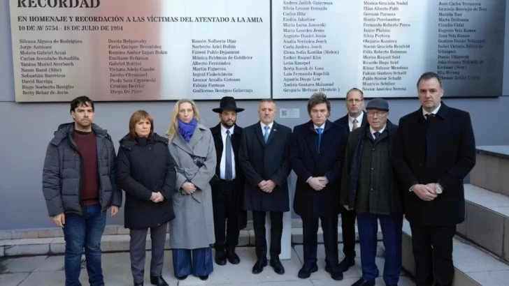 Milei en el acto por el aniversario del atentado a la AMIA: “No vamos a parar hasta que se haga justicia”