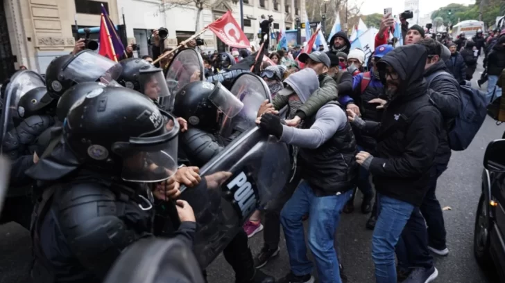 La policía aplicó el protocolo antipiquetes y los jubilados marchan a Plaza de Mayo