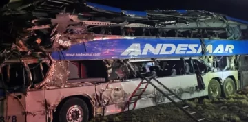 Choque fatal entre un camión y un micro en Santa Cruz: cuatro muertos y al menos 20 heridos