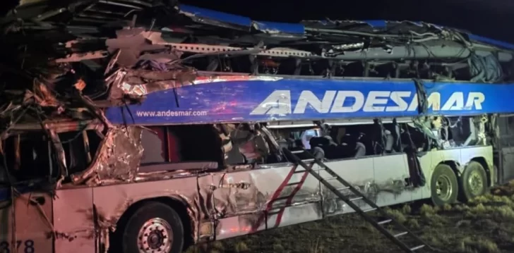 Choque fatal entre un camión y un micro en Santa Cruz: cuatro muertos y al menos 20 heridos