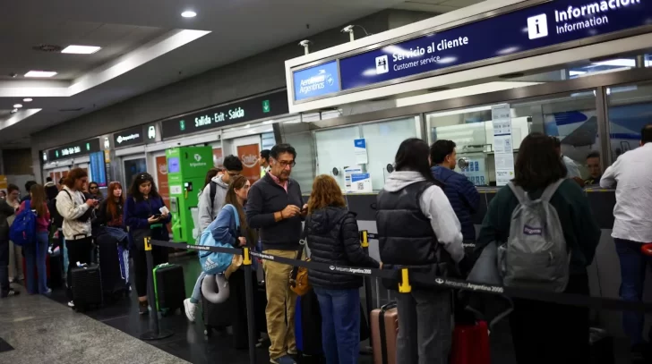 Las aerolíneas criticaron el paro de controladores aéreos y advirtieron que no podrán reubicar a todos los pasajeros