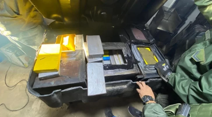 Detectan más de 300 kilos de cocaína ocultos en tanques de combustible y hay dos mujeres detenidas