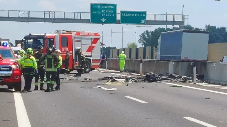 Un avión ligero se estrelló sobre una autopista en Italia y dejó un saldo de dos muertos