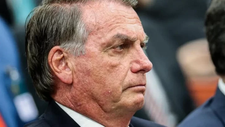 Jair Bolsonaro, bajo arresto domiciliario: no podrá usar redes ni ver a su hijo Eduardo