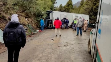 Turistas heridos de gravedad tras el vuelco de un micro camino a Villa Traful