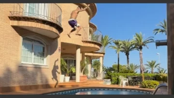 L-Gante sorprendió a sus seguidores al saltar desde un balcón a la pileta L-Gante sorprendió a sus seguidores al saltar desde un balcón a la pileta