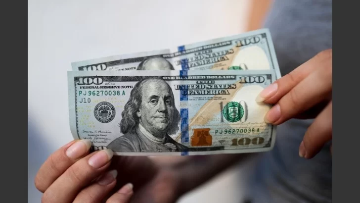 El dólar vuelve a subir y el blue superó la barrera de los $1.300