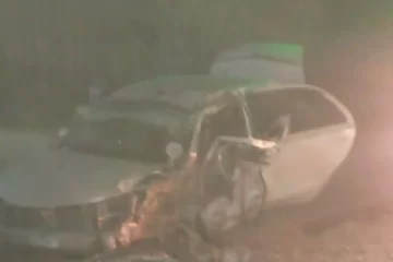 El choque entre una rastra cañera y un auto dejó una persona herida