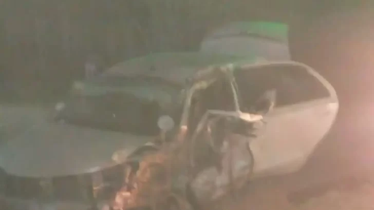 El choque entre una rastra cañera y un auto dejó una persona herida