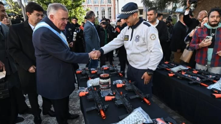 El Gobierno provincial entregó equipamiento y armamento a la Policía