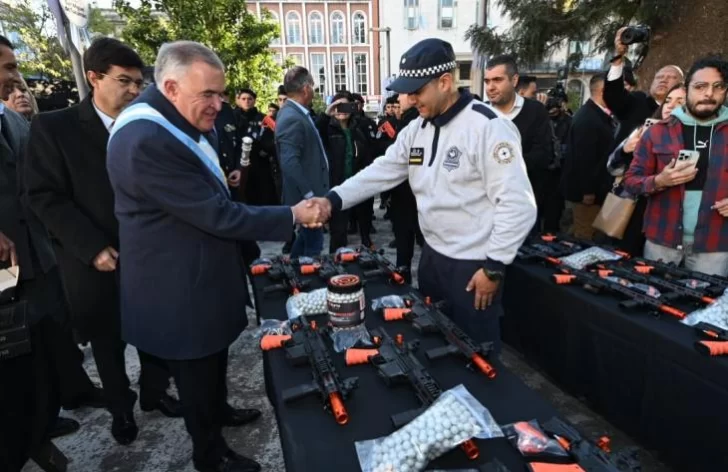El Gobierno provincial entregó equipamiento y armamento a la Policía