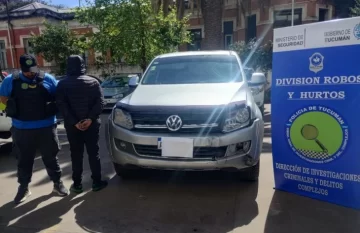 El conductor de una camioneta intentó escapar de la policía y chocó contra un poste de luz