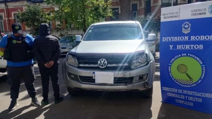El conductor de una camioneta intentó escapar de la policía y chocó contra un poste de luz