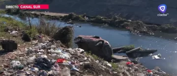 Una mujer perdió el control de su vehículo y cayó en Canal Sur