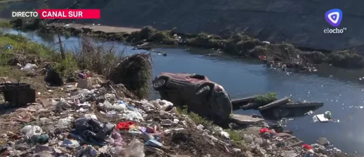 Una mujer perdió el control de su vehículo y cayó en Canal Sur
