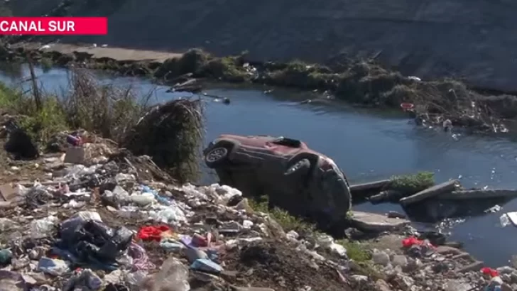 Una mujer perdió el control de su vehículo y cayó en Canal Sur