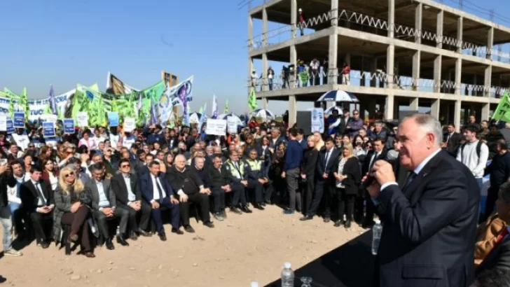 El gobernador Jaldo encabezó el acto de reinicio en las obras del Procrear II