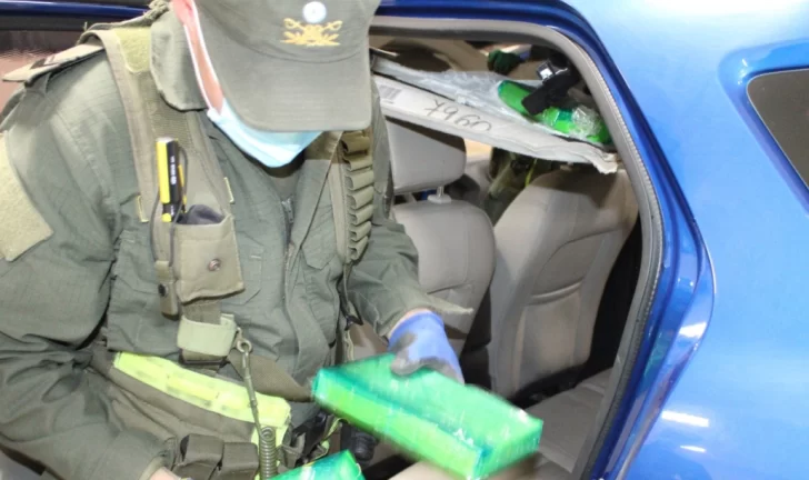 Modificaron el techo de una camioneta para ocultar más de 8 kilos de cocaína Modificaron el techo de una camioneta para ocultar más de 8 kilos de cocaína