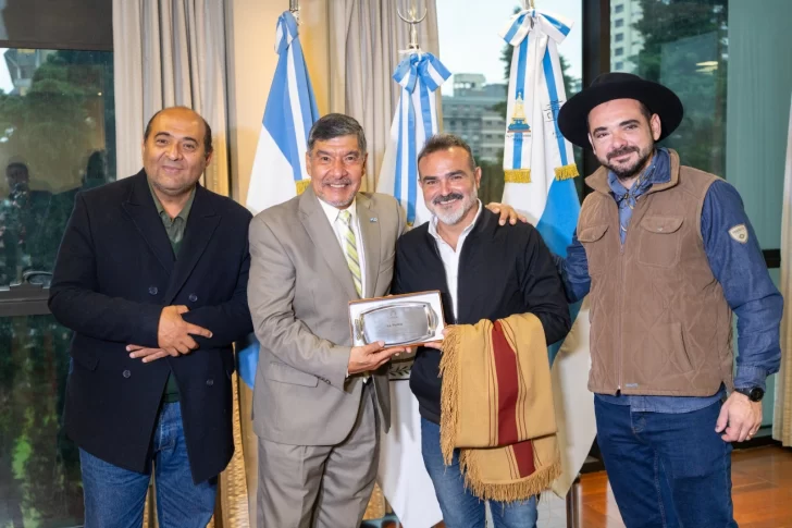 La Legislatura homenajeó a La Yunta por sus 25 años de trayectoria folclórica La Legislatura homenajeó a La Yunta por sus 25 años de trayectoria folclórica