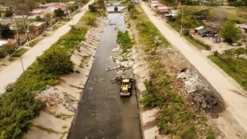 Trabajos de limpieza y mantenimiento en el Canal Sur para prevenir desbordes en verano