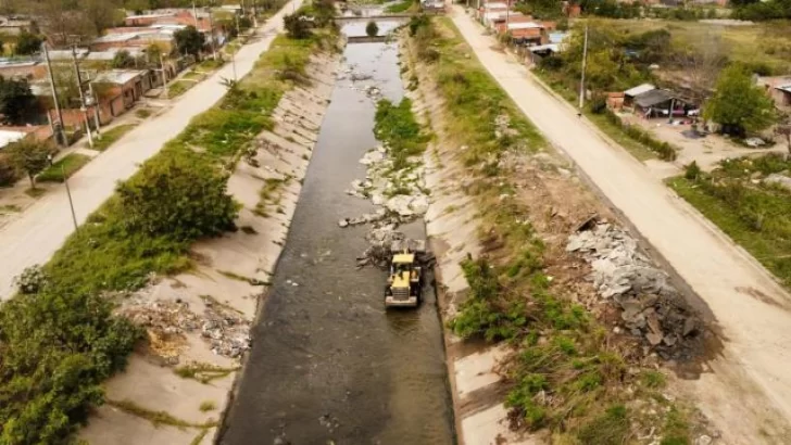 Trabajos de limpieza y mantenimiento en el Canal Sur para prevenir desbordes en verano