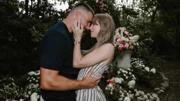 Taylor Swift mostró el anillo de compromiso y oficializó su boda con Travis Kelce