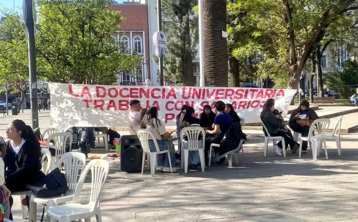 Docentes universitarios en Tucumán cumplen su cuarto día de paro y definen nuevas medidas