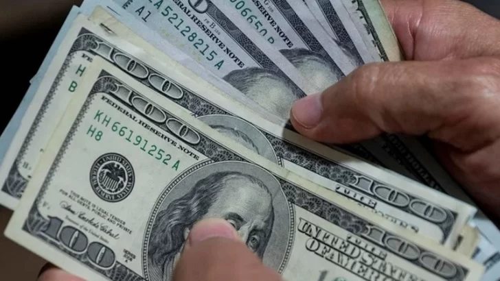 El dólar oficial retrocede por undécima jornada en el debut del nuevo torniquete monetario