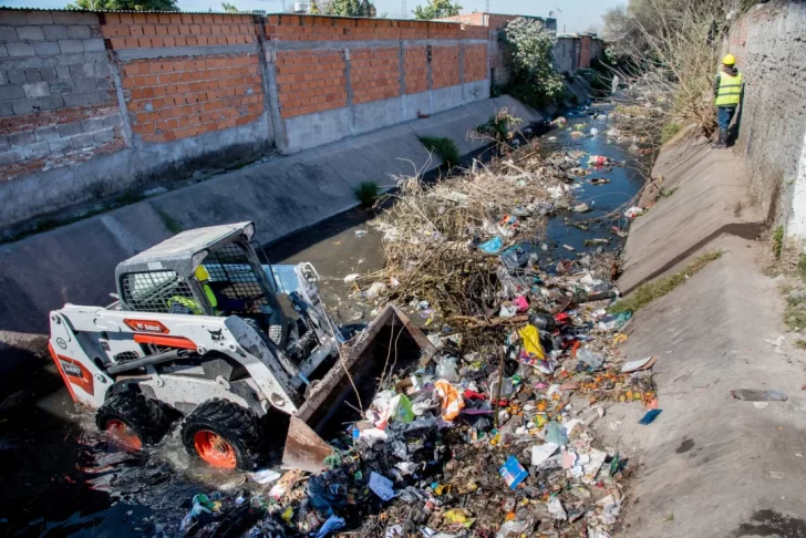 Pre Lluvia: profundizan trabajos de limpieza y mantenimiento de canales en la capital tucumana