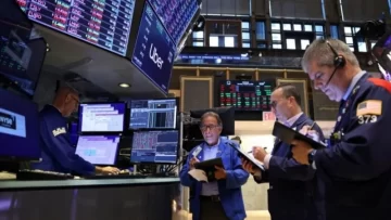 Caen los bonos y el riesgo país sigue encima de los 1000 puntos tras la última restricción al dólar del BCRA