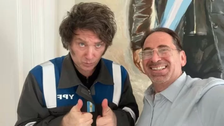 YPF venderá en sus estaciones de servicio el mameluco que popularizó Javier Milei