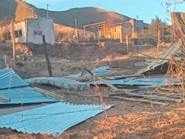 Viento Zonda en El Mollar: hubo voladuras de techos y cortes de luz