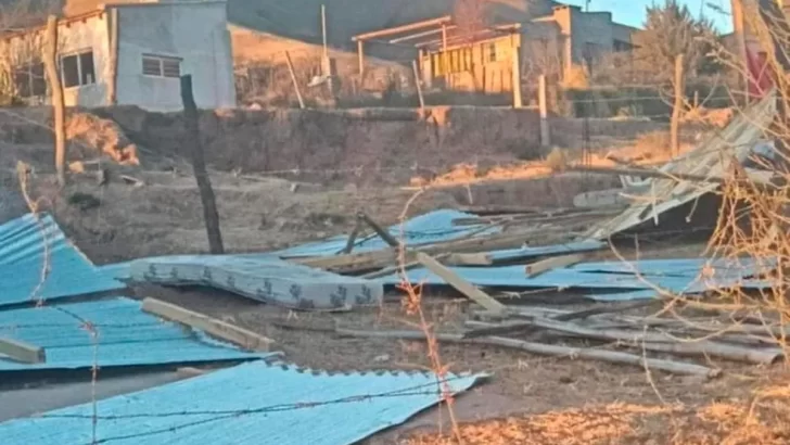 Viento Zonda en El Mollar: hubo voladuras de techos y cortes de luz