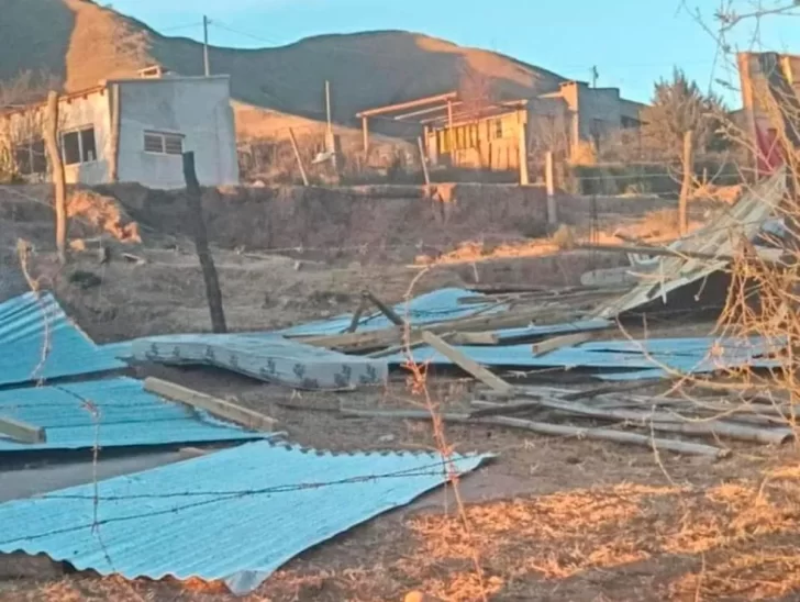 Viento Zonda en El Mollar: hubo voladuras de techos y cortes de luz