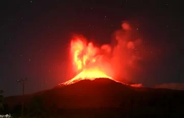 Un volcán entró en erupción y activó una alerta de aviación de alto nivel Un volcán entró en erupción y activó una alerta de aviación de alto nivel