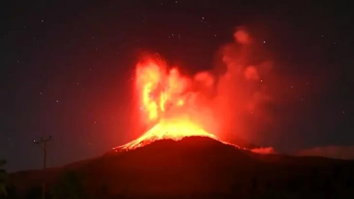 Un volcán entró en erupción y activó una alerta de aviación de alto nivel