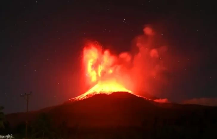 Un volcán entró en erupción y activó una alerta de aviación de alto nivel Un volcán entró en erupción y activó una alerta de aviación de alto nivel