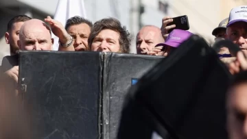 Atacaron con piedras a la caravana de Javier y Karina Milei en Lomas de Zamora Atacaron con piedras a la caravana de Javier y Karina Milei en Lomas de Zamora