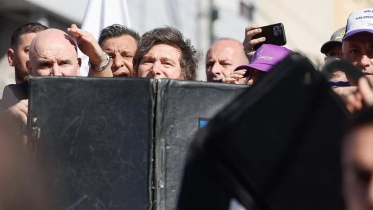 Atacaron con piedras a la caravana de Javier y Karina Milei en Lomas de Zamora Atacaron con piedras a la caravana de Javier y Karina Milei en Lomas de Zamora